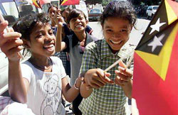				▲신생독립국 동티모르의 국기를 들고 기뻐하는 아이들/Reuter				