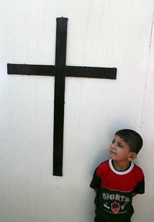 				▲한 이라크 소년이 폭탄 테러로 부서진 교회 앞에 서있다.				