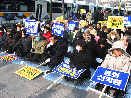 				▲총신대학교 신학대학원 학생들과 원우회 및 교직원 150여 명은 한국전력의 초고압 송전탑 건립의 부당함을 호소하며 기도회를 개최했다. ⓒ 최우철 기자				