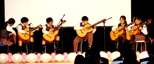 ▲새이레기독학교 초등학생들이 어쿠스틱 기타 연주를 선보이고 있다.