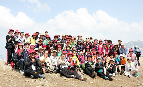 ▲여행 참가자들이 백두산 정상인 천지에서 기념촬영을 하고 있다. ⓒ장기기증운동본부 제공