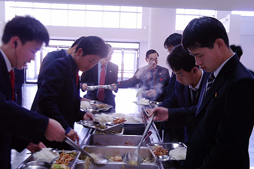 ▲지난해 10월 학교에서 학생들이 식사하는 모습. ⓒ평양과기대 제공