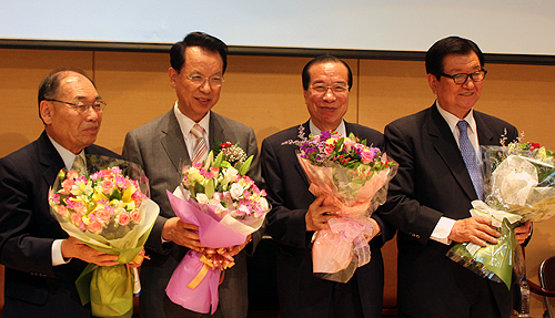 ▲대표회장에 선출된 김삼환 목사(왼쪽 두번째)와 주요인사들이 기념촬영을 하고 있다. ⓒ신태진 기자