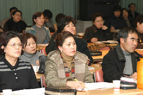 				▲이날 참석한 여러교회 소속 구역장들은 기독교적 리더십이 성공적인 사례들과 코칭의 방향성을 세미나를 통해 잡아가기 위해 청강에 열중한 모습이었다. ⓒ 송경호 기자				