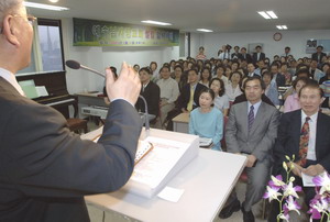 				▲지난달 31일 예수님사랑교회와 한인이란인교회는 설립예배를 드리고 조현삼 목사가 설교를 전했다. 맨 앞 줄 오른쪽에서 두번째가 이만석 목사.				