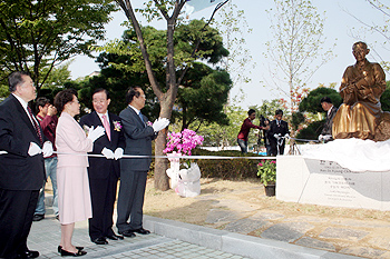 				▲숭실대가 개교기념행사의 일환으로 한경직 목사 동상 제막식을 갖고 있다. ⓒ이화영 기자				