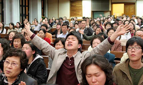 				▲창천교회의 찬양축제에 참석한 청년들이 열정적으로 찬양하고 있다. ⓒ이화영 기자				