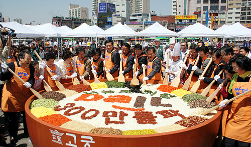 				▲밥퍼운동본부 관계자들이 1천5백명이 한번에 비벼먹을 초대형 비빔밥을 비비고 있다. ⓒ 이화영 기자				