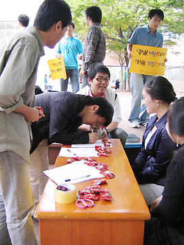 				▲고신대 학우들이 SFC가 벌이고 있는 컨닝 추방운동에 동참하고 있다. SFC는 단 하루만에 3백여 명의 학우들로부터 컨닝을 하지 않겠다는 서명을 받았다고 했다. ⓒ허난세 위원 				