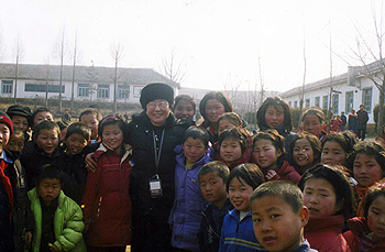 				▲김필주 박사가 농장 학교에서 북한 어린이들과 함께 찍은 사진				