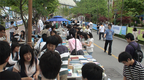 				▲숭실대 사회과학대학의 기독교인 교수들이 제자들의 학업을 독려하고 불우이웃을 돕기 위해 소장도서를 기증했다.				