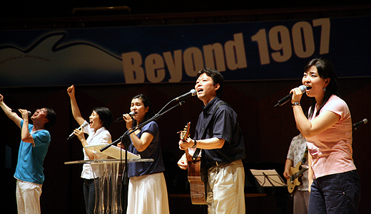 				▲부흥한국이  ‘Beyond1907’ 집회에서 찬양을 인도하고 있다. ⓒ송경호 기자				