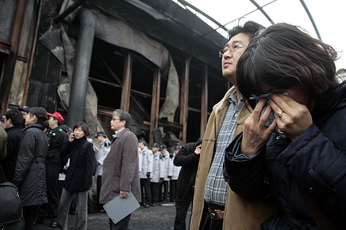 ▲김해성 목사는 산업 재해를 입어도 신고조차 못하는 외국인 노동자들을 위한 사회 안전망 확충에 교계가 관심을 가져야 한다고 말했다. 사진은 수많은 외국인 노동자들의 희생을 낳았던 2008년 이천 냉동창고 참사 당시 유가족들이 슬퍼하는 모습. ⓒ크리스천투데이 DB