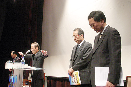 				▲감사예배 마지막, 박종순 목사의 축도에 김영한 원장(우측)이 기도를 드리고 있다. ⓒ 송경호 기자				