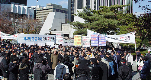 				▲시민대회 참가자들이 경찰과 대치하고 있다. ⓒ선진화시민행동 제공				