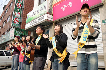 				▲월곡중앙교회(담임 임석종 목사) 청년부가 20분 거리에 있는 미아리 새소망교회(담임 최대연 목사)의 전도를 위해 손을 걷어부쳤다. ⓒ고준호 기자				