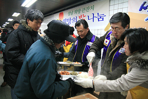 				▲23일 서울역에서 진행된 무료급식 봉사에서 양병희 목사(우측)와 한태수 목사(가운데)가 노숙인들에게 식사를 제공하고 있다. ⓒ 송경호 기자				