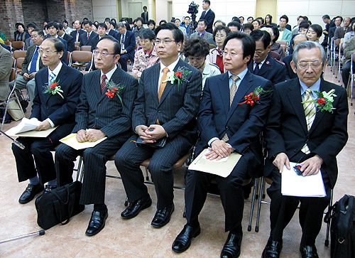 ▲이날 한&middot;일 선교대회에는 2백여 명의 한국, 일본 교계 지도자들과 한국교회 성도, 재한일본인 성도 등이 참석했다. 사진 오른쪽부터 나카지마 슈이치 목사(일본복음동맹 이사장), 박성민 목사(한국CCC 대표), 이영훈 목사(여의도순복음교회), 김명혁 목사(한국복음주의협의회 회장), 이옥기 목사(한국UBF 부대표) ⓒ이지희 기자