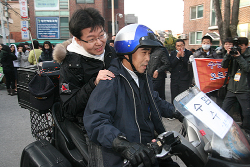 ▲시험 시간에 임박해 한 수험생이 오토바이를 타고 고사장에 도착하고 있다. ⓒ 송경호 기자