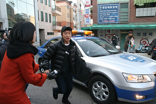 ▲시험 시간에 임박해 고사장에 도착한 수험생 ⓒ 송경호 기자