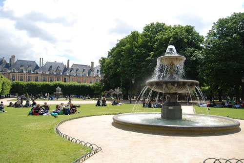 ▲지방에서 올라온 위그노 지도자들이 묵었던 보주 광장(place des vosges).