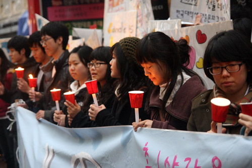 ▲자신을 희생해 주변을 밝히자는 뜻의 퍼포먼스인 캔들릴레이 모습. ⓒ 최우철 기자