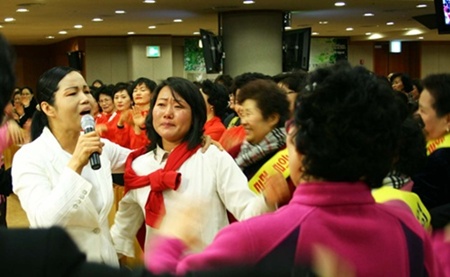 ▲지난 1월14일 여의도순복음교회 성동성전에서 열린 &lsquo;천국과 지옥&rsquo;간증집회를 듣고 국악찬양과 함께 성도들은 나태하고 안일했던 삶을 회개하며 눈물로 기도했다.