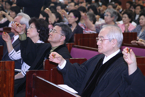 ▲이날 설교를 전한 신복윤 박사(전 합동신학대학원대학교 총장, 우측)가 이종윤 목사의 집례에 따라 성만찬 예전을 따르고 있다. ⓒ 송경호 기자