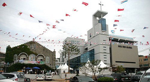 ▲100주년 기념예식을 개최한 안동교회. 우측이 지난 4월 준공된 100주년 기념관이며 좌측이 1938년 준공해 지금까지 예배당으로 사용됐던 교회 건물이다. ⓒ 안동교회