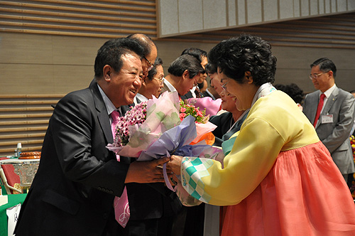 ▲신임 임원들에게 꽃다발을 선물하는 성도들. ⓒ 송경호 기자