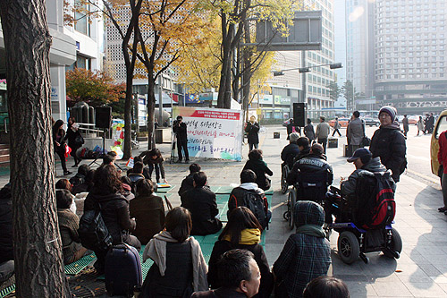 ▲같은 시간 열린 현병철 위원장 사퇴를 요구하는&nbsp;집회 장면.&nbsp;ⓒ이대웅 기자