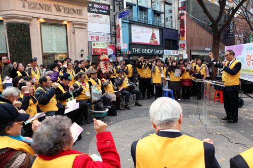 ▲명동예수생명축제에 참석한 명동 지역 전도단체 회원들.