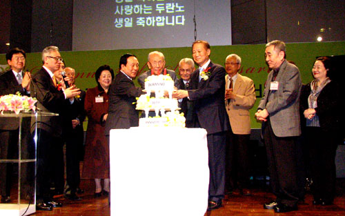 ▲두란노서원 창립 30주년 기념 감사예배에 참석한 내빈들이 축하 케익 커팅을 하고 있다. ⓒ이미경 기자