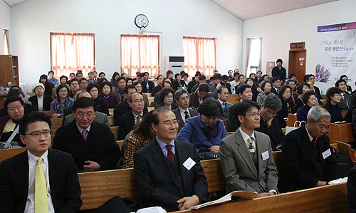 ▲참석자들이&nbsp;발제를 경청하고 있다.