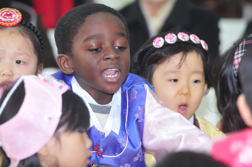 ▲한국도 빠른 속도로 다문화사회로 변해가고 있지만, 아직 국민들의 정서는 따라가지 못하고 있는 실정이다. 사진은 올 초 지구촌사랑나눔에서 열린 설 맞이 축제.