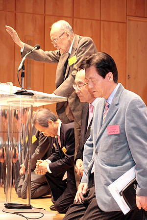 ▲ 한국복음주의협의회의 2월 조찬기도회 및 발표회에서 방지일 목사가 축사하는 가운데 이정익 목사, 김명혁 목사, 김상복 목사(오른쪽부터 차례대로)가 무릎을 꿇고 기도하고 있다. ⓒ 김진영 기자