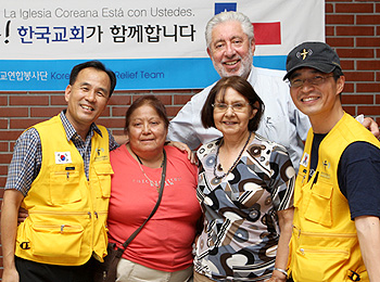 ▲한국기독교연합봉사단 팀장 이석진 목사(맨 오른쪽), 칠레 제2장로교회 마우레라 목사(뒷줄), 양창근 선교사(맨 왼쪽) ⓒ양창근 선교사