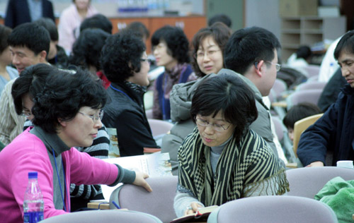 ▲참석자들이 서로 축복기도하며 얻은 말씀을 나누고 있다.