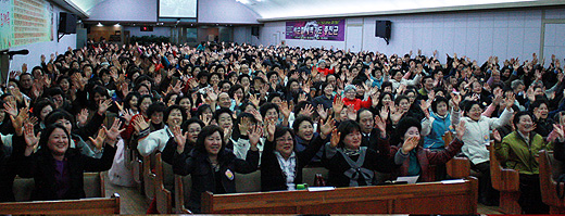 ▲ 예정교회 성도들이 설동욱 목사와 반갑게 인사를 나누고 있다. 사순절새벽기도총진군 기간동안 예정교회 성도들은 절반 이상이 매일 새벽에 나와 기도하며 십자가의 의미를 묵상했다.