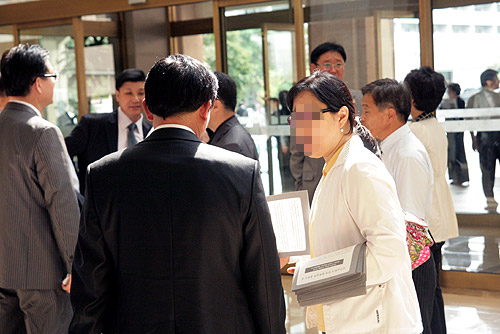 ▲광주중앙교회 한 교인이 총대에게 유인물을 나눠주며 지지를 호소하고 있다. ⓒ김진영 기자