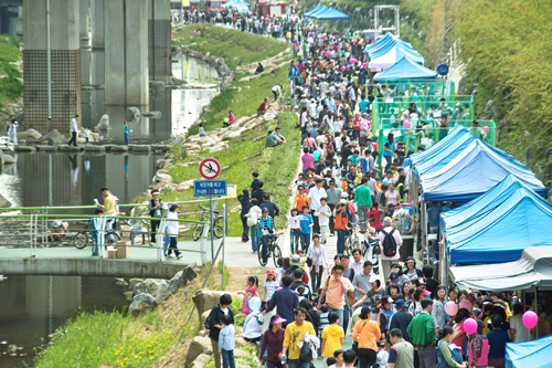 ▲원천교회의 (사)서울청소년효행봉사단이 주최하고 있는&nbsp;&lsquo;서대문구 어린이 축제&rsquo;는 지난 해 3회째를 맞았으며, 다양한 프로그램으로 주민들의 각광을 받으며 교회와 지역 사회의 벽을 허무는 데 일조하고 있다.