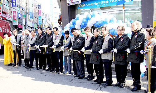 ▲탈북자 부부의 창업을 축하하고 있는 참석자들. ⓒ굿피플 제공