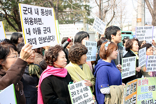 ▲한법재판소가 군대 내 동성애를 처벌토록 한 군형법을 합헌이라고 결정하자, 그간 동성애를 반대해 온 보수 단체들이 헌재 앞 정문에서 피켓을 들고 환영의 뜻을 밝히고 있다. ⓒ김진영 기자