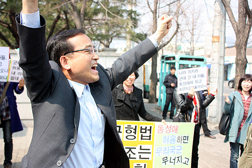 ▲헌법재판소가 군대 내 동성애를 금지한 군형법이 합헌이라는 결정을 내리자 바른교육을위한교수연합 이용희 대표가 환호하고 있다. ⓒ김진영 기자