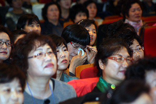 ▲이성미 집사의 간증을 들으며 한 사모가 흐르는 눈물을 손수건으로 닦고 있다. ⓒ김진영 기자