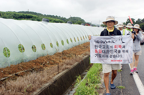 ▲현수막을 펼쳐든 채 걷고 있는 청년들. ⓒ위두웍 제공