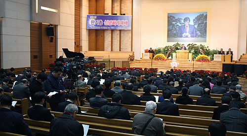 ▲한국교회 지도자들이 참석한 가운데 열린 신년하례예배에서, 합동 총회장 이기창 목사가 한기총 대표회장 길자연 목사의 신년메시지를 대독하고 있다. ⓒ류재광 기자&nbsp;