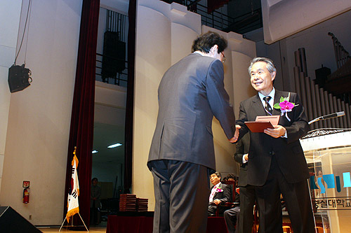 ▲숭실대 개교 115주년 기념예배에서 김대근 총장이 근속한 교수에게 상장을 수여하고 있다. ⓒ김진영 기자