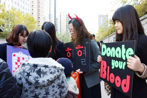 ▲낙지 회원들이 학생들을 대상으로 캠페인을 열고 있다. ⓒ낙지 제공