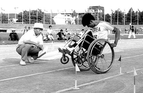 ▲차 교수는 젊은 시절인 지난 1975년 제1회 아태장애인 경기대회에 한국 대표로 출전해 휠체어 장애물 경기에서 금메달을 땄고, 농구와 양궁 등 스포츠를 통해 건강한 정신과 활력을 얻었다. ⓒ출판사 제공